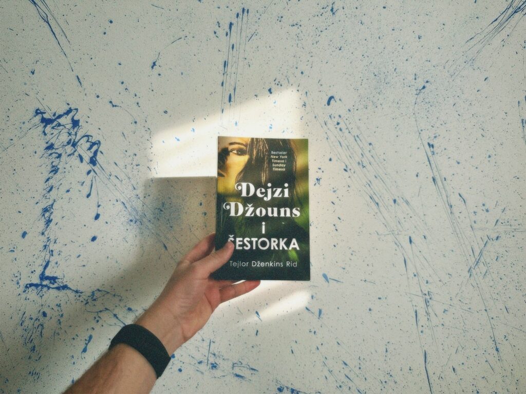 Dejzi Džouns i Šestrka Tejlor Dženkins Rid