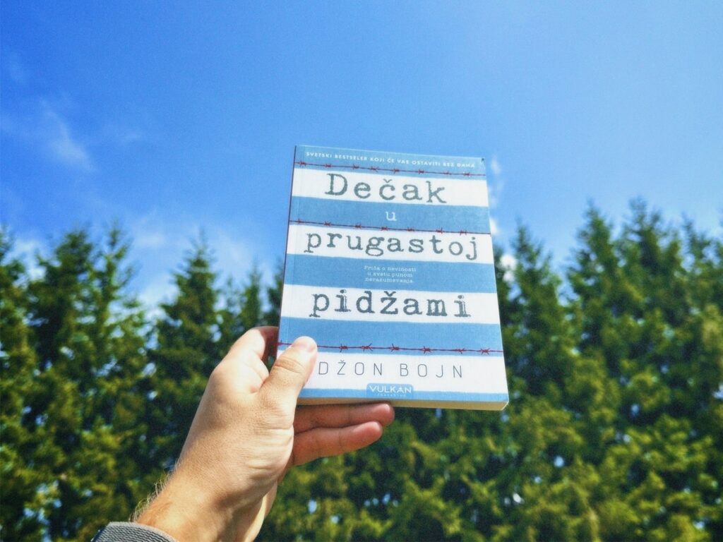 Dečak u prugastoj pidžami Džon Bojn